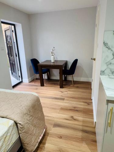 Slough Apartment | Easy Airport Access - Heathrow Stay