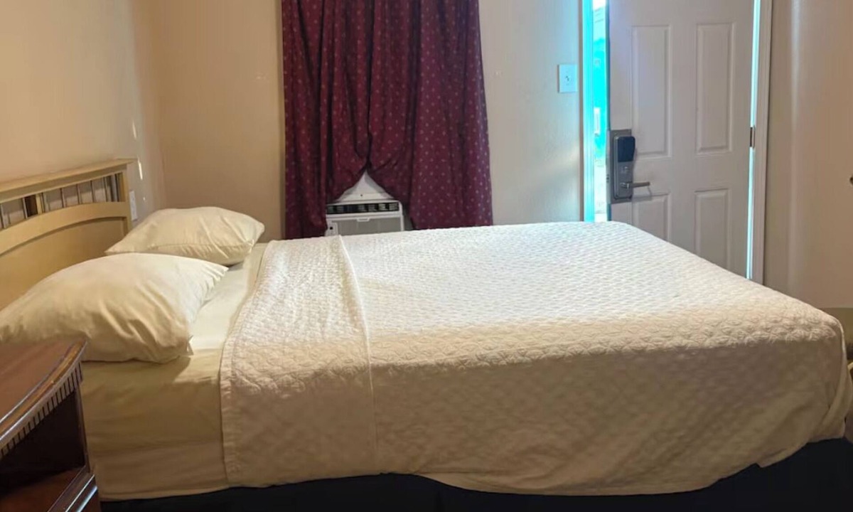 Flour Bluff Hotel | Easy Beach Access Motel Near SPID Highway | 12 Min Drive to Whitecap Beach