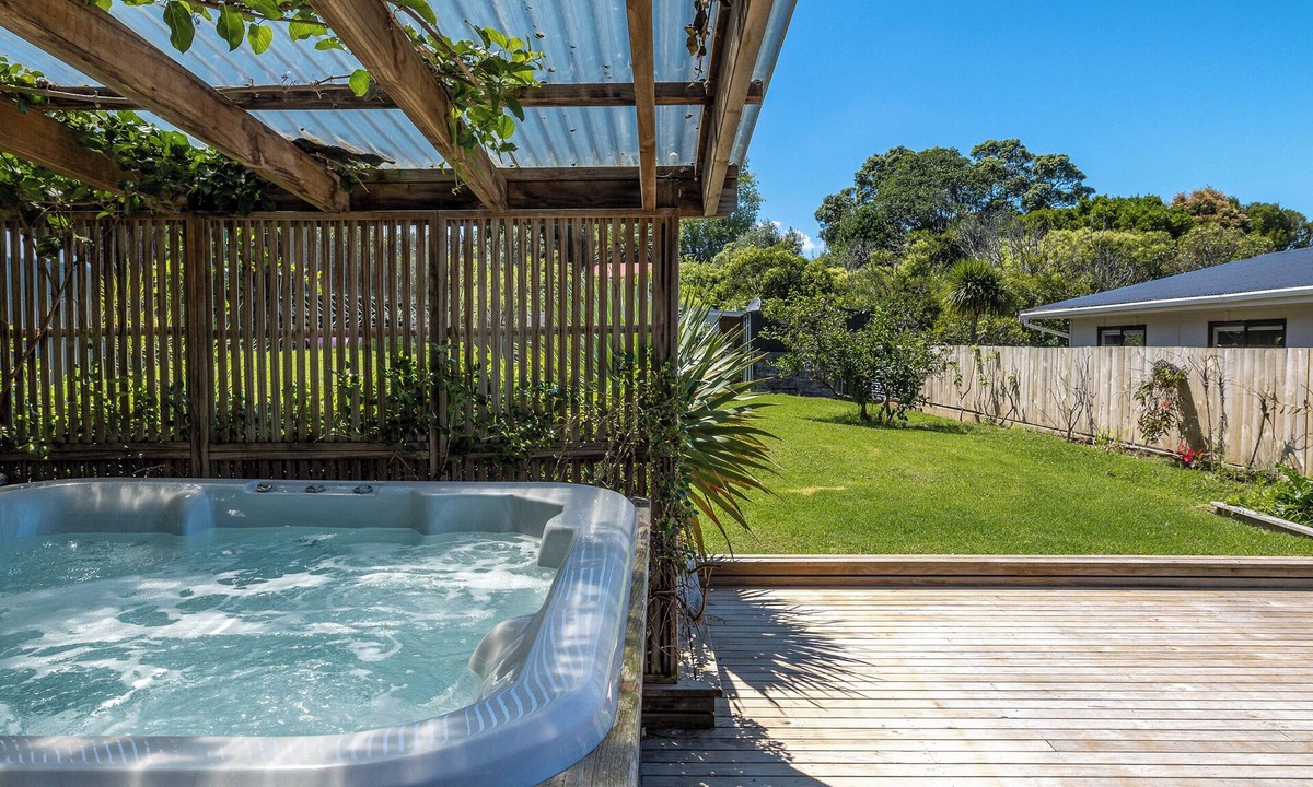 Surfdale House | Easy Breezy Surfdale Beach