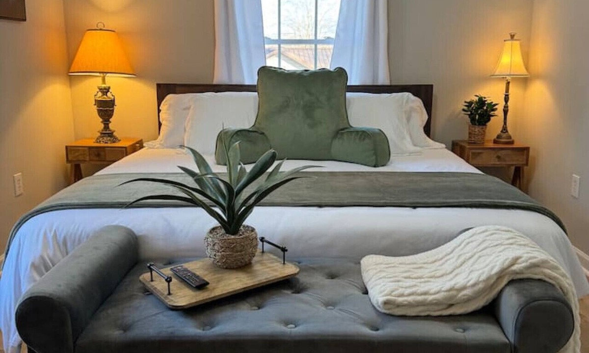 Sweetwater House | Easy Checkout, Remodeled Dollhouse w/King Bed, Pets OK