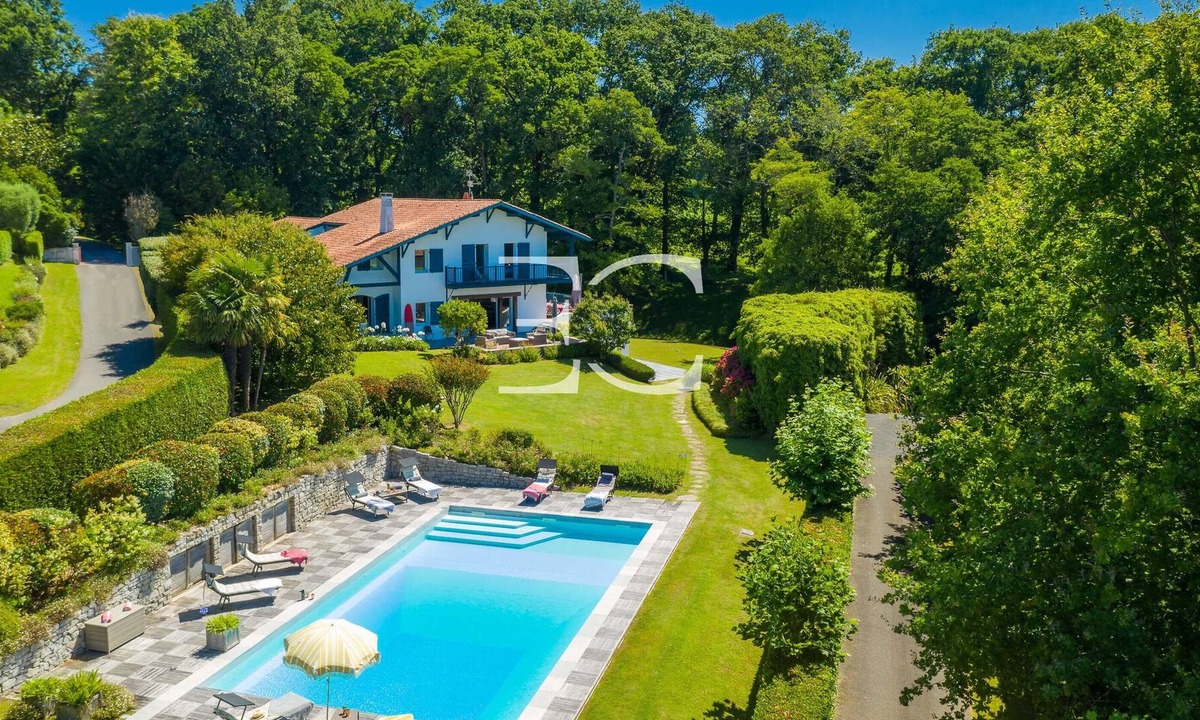 Arcangues Villa | Easy Clés- Villa on the golf + Pool + A/C