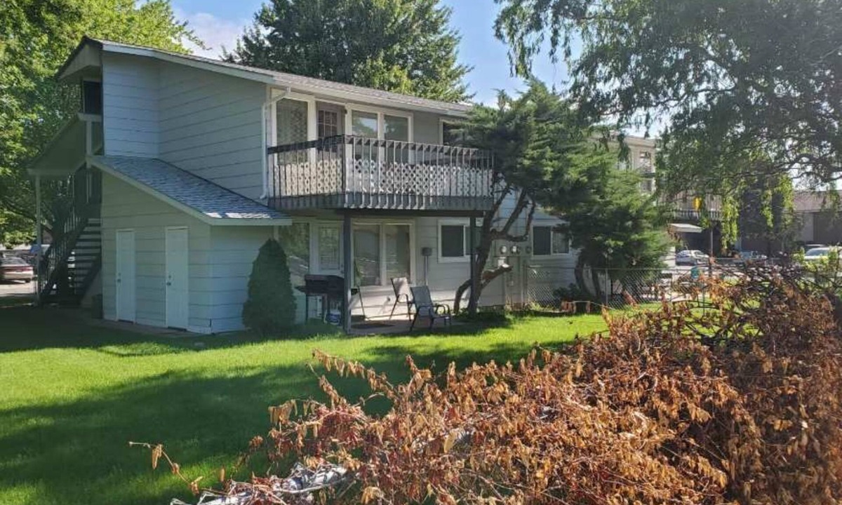 Kennewick Apartment | Easy Commute, Clean, private parking 2/1 #3507C