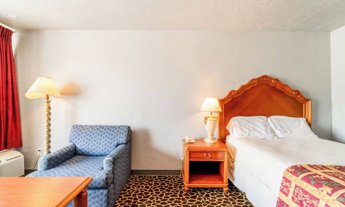 Lawton Hotel | Easy Highway Access in Cozy Full Bed Room – Budget Option for Travelers