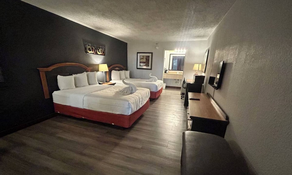Mattoon Hotel | Easy Interstate Stop | Convenient Stay Near Mattoon Attractions | 4 Units