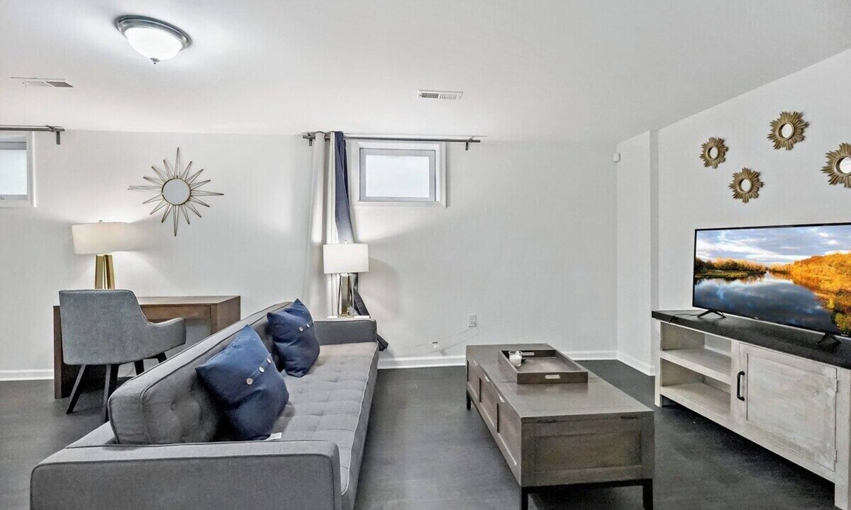 Capitol Heights Bed & Breakfast | Easy | METRO | 1 min WALK | Simple space | Comfy