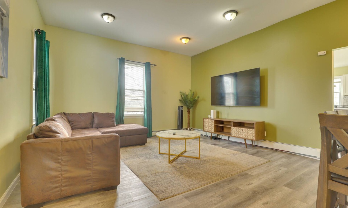 South Side Apartment | Easy NYC Access: Updated Apt Near Parks & Bay!