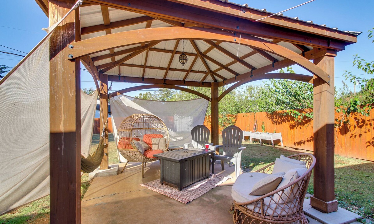 Midwest City House | Easy OKC Access! Quiet Home w/Yard & Workspace