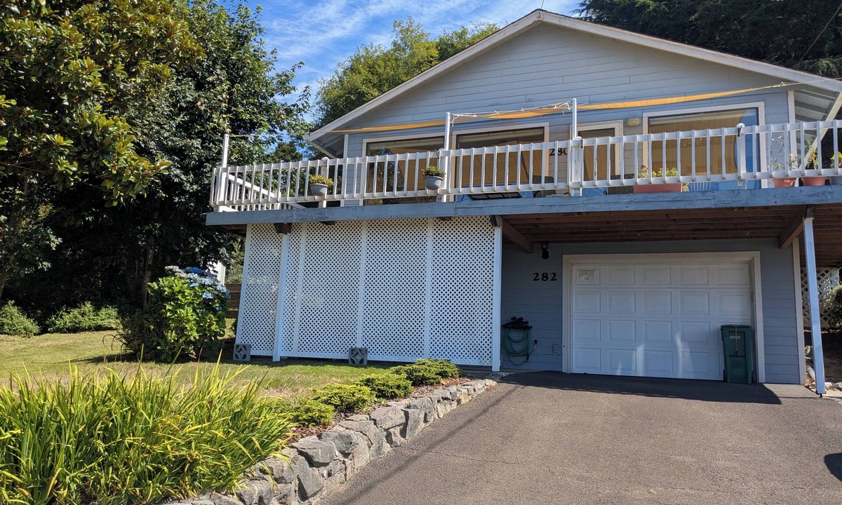Rockaway Beach Apartment | Easy Street Hideaway: Daylight Basement Unit