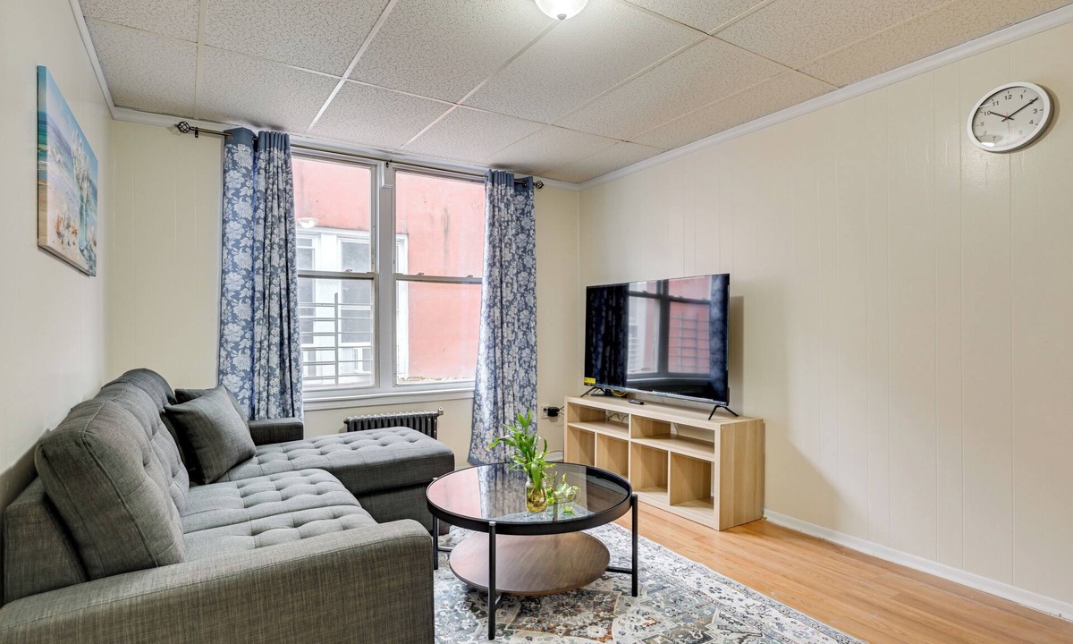 Queens Apartment | Easy Train Access! Quiet New York Commuter Apt
