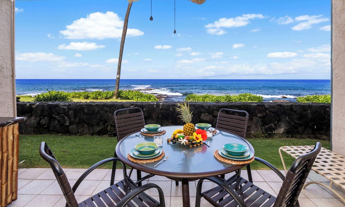 Historic Kailua Village Condo | 🏖️Easy Walk to Town | Ocean Front | AC & WIFI