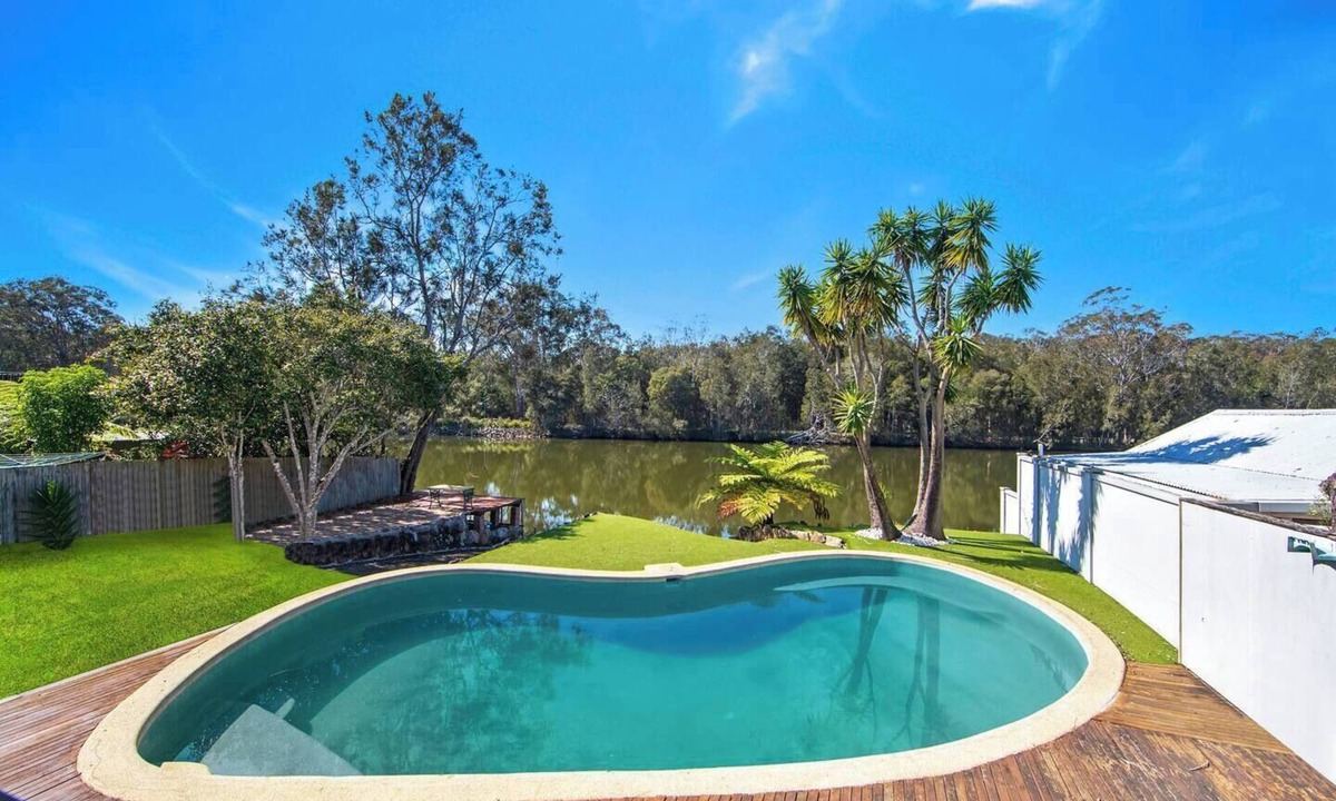 Wyong House | Easygoing Poolside Relaxation on Wyong River