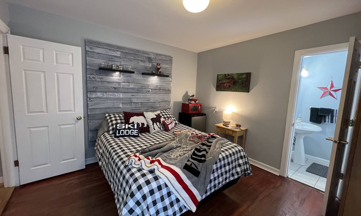 Larkspur Apartment | Eat. Sleep. Ski. "Larsson's Ski Retreat Awaits"!