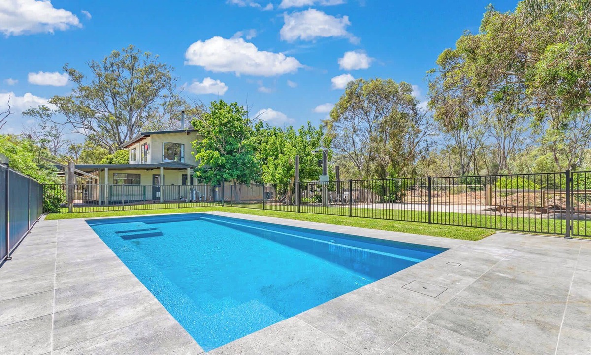 Echuca House | Echuca 265 - Your Rustic Retreat with Pool