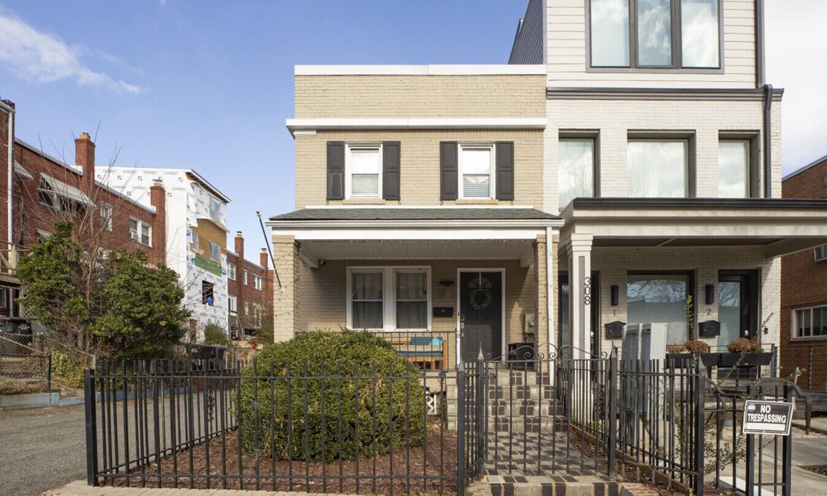 Eckington Condo | Eckington Cozy & Private Unit + Free Gated Parking