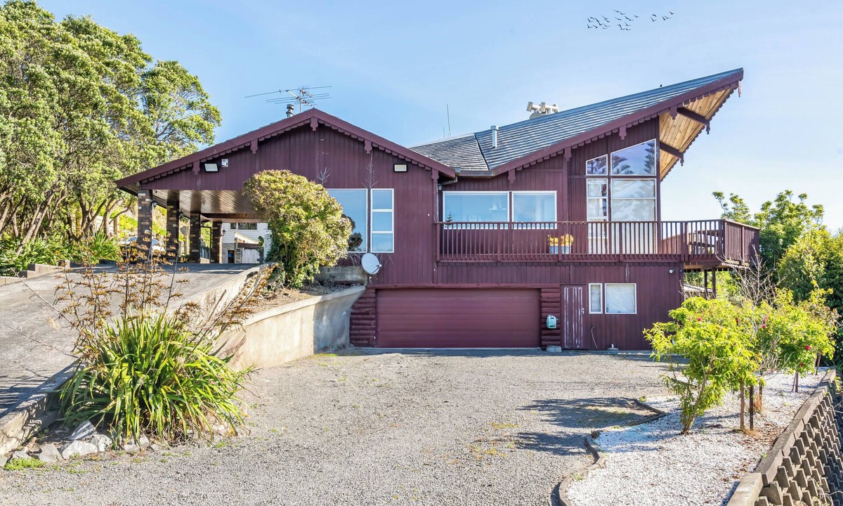 Tawa House | Eclectic 70s Mansion