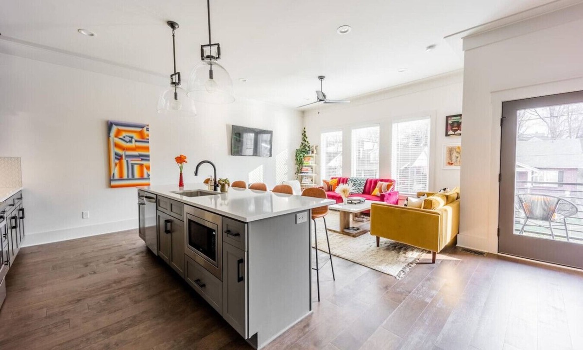 Eastwood House | Eclectic E Nash Townhome Close to Broadway!