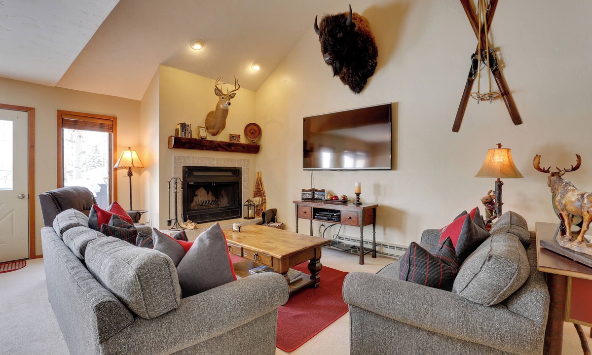 Eagle-Vail House | Eclectic Eagle-Vail Condo: 2 Miles to Beaver Creek