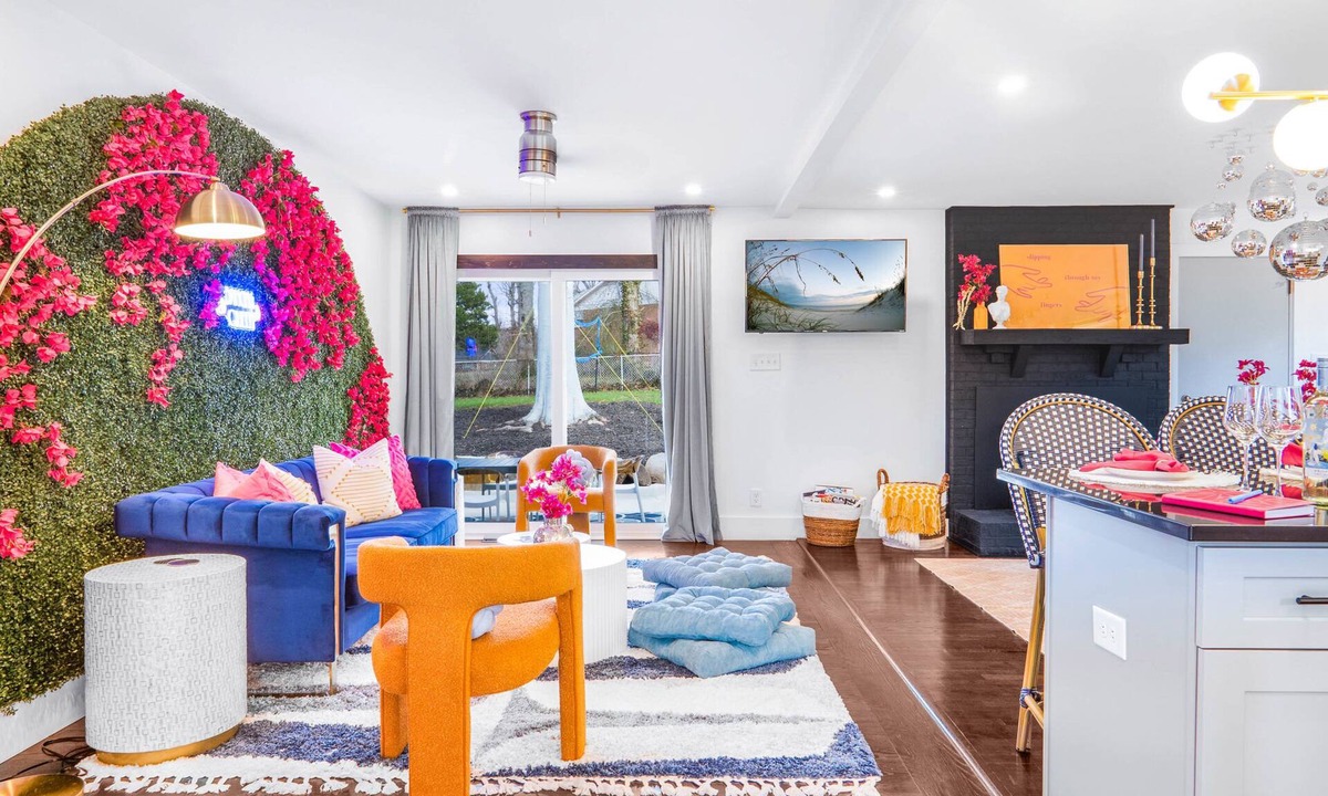 Paw Creek House | Eclectic Escape: 3bd - Backyard - 10min to Airport