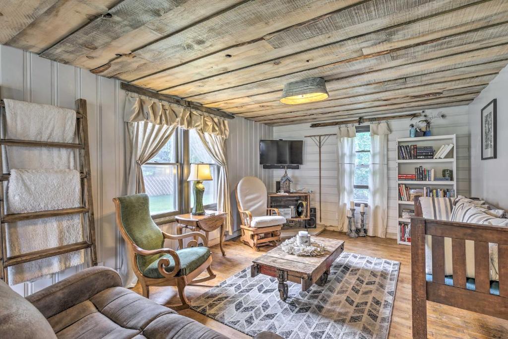 Ladysmith House | Eclectic Ladysmith Hideaway: Hike and Hunt!