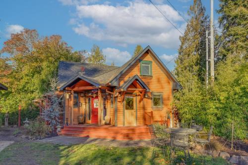 Cully House | Eclectic Loft-Style Cottage 6 Mi to Downtown PDX!
