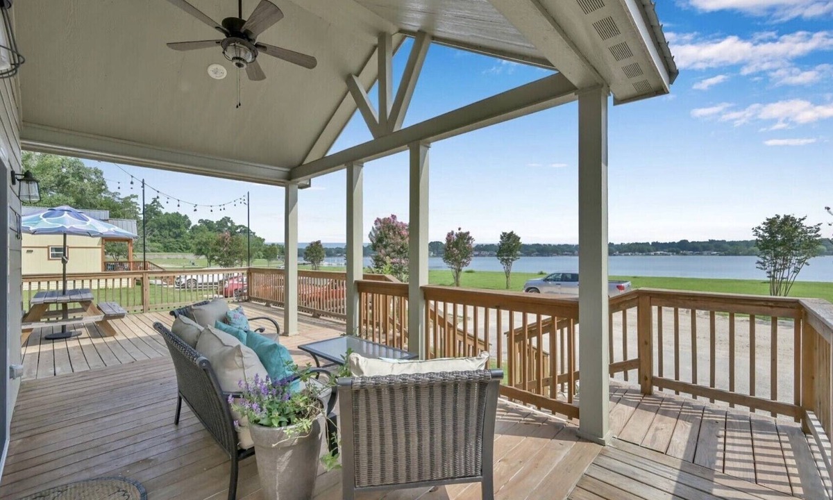 Willis Cottage | Eclectic Mix Of Marilyn, Artwork, and Southern Charm on Lake Conroe