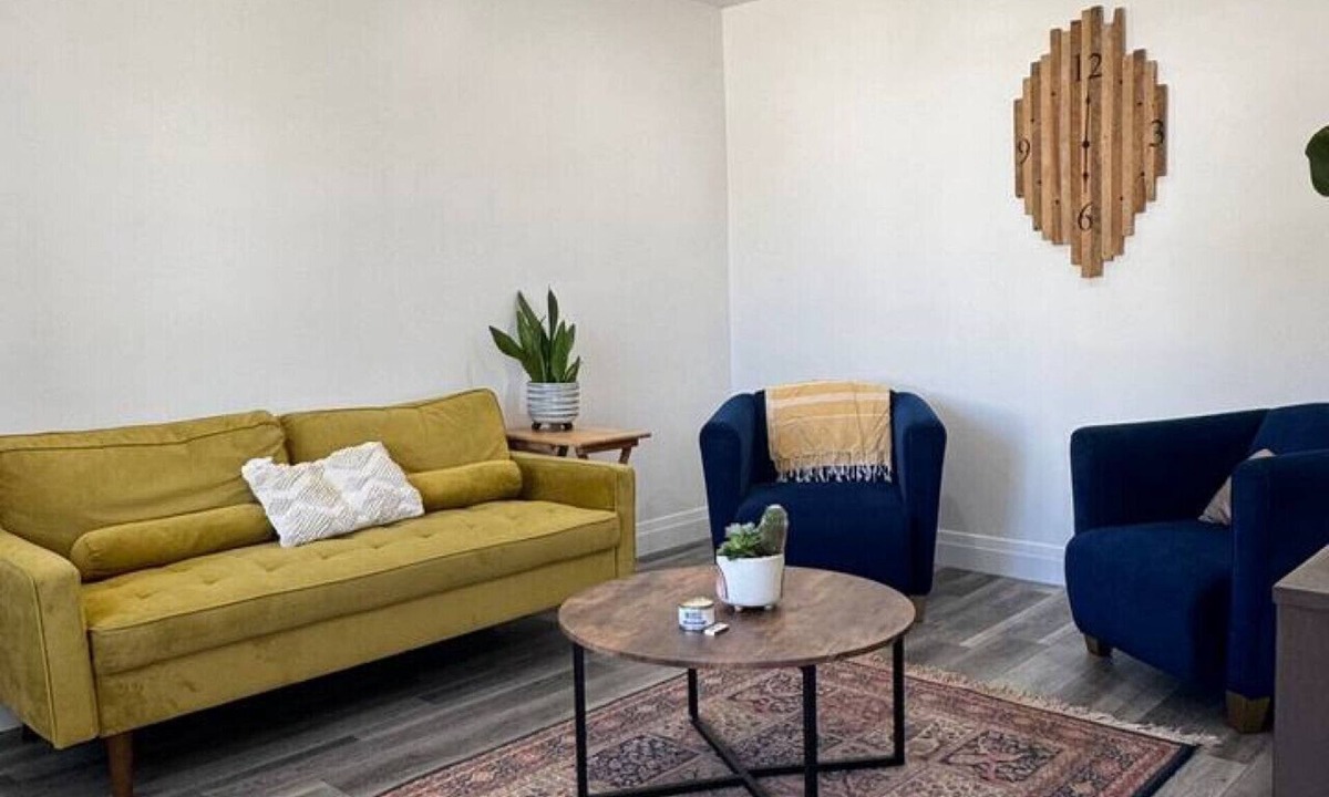 London Apartment | Eclectic Old East 3BD in Entertainment District