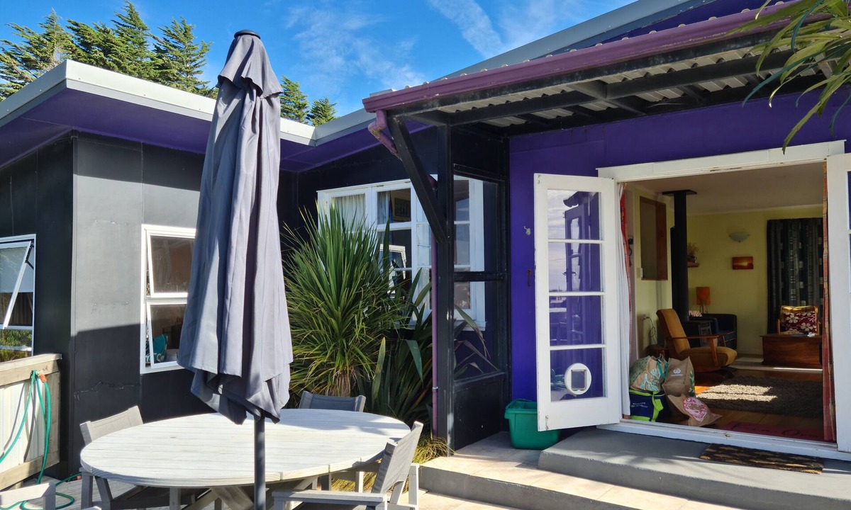 Waitarere Beach Cottage | Eclectic real kiwiana bach