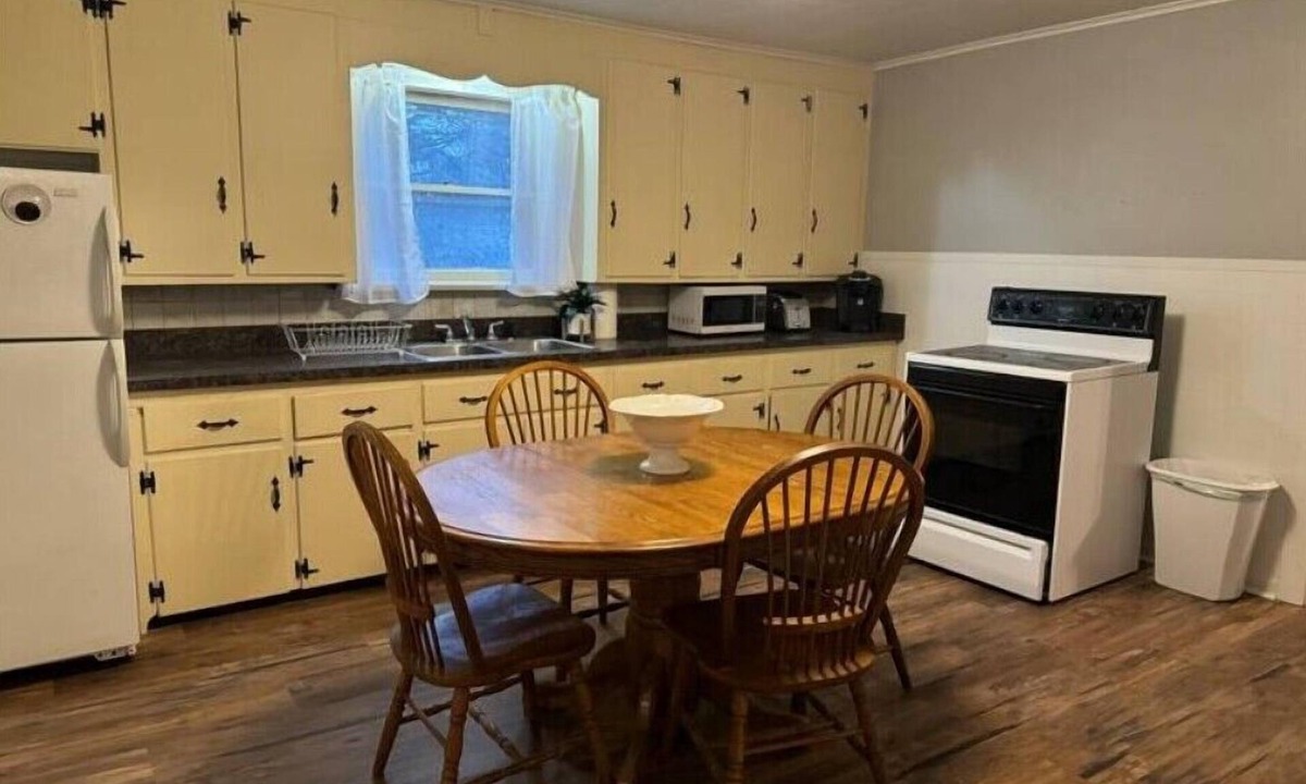 Fredonia House | Eclipse! 5 bedroom, sleeps 10.n