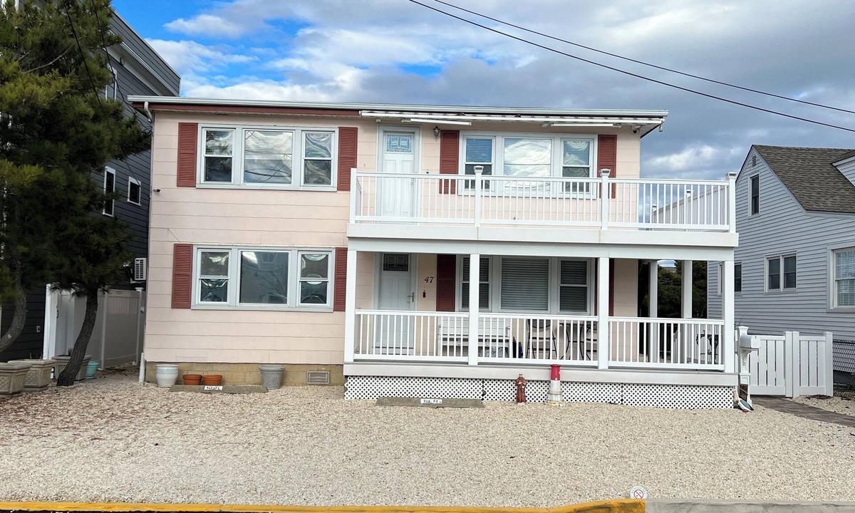 Surf City Apartment | Eco-Friendly Beach Block Apartment