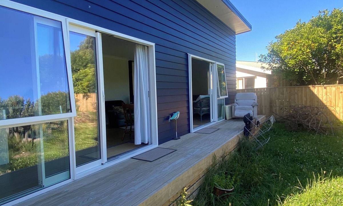 Otaki Beach Cottage | Eco- friendly cottage with meadow
