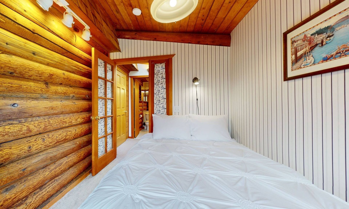 Startup Cabin | Eco-friendly log cabin with amazing views, kitchenette, & private W/D