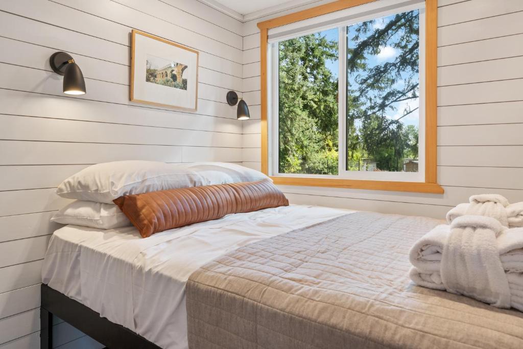 Camas House | Eco Friendly Tiny Container Home Retreat