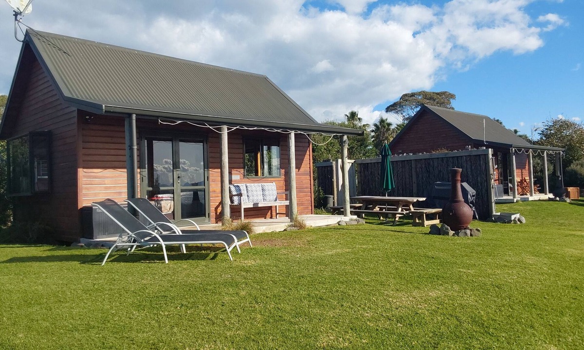Whakamarama Cabin | Eco retreat in a private beach setting - Pets welcome