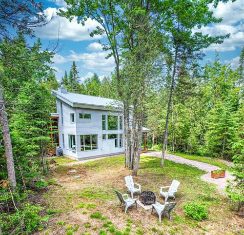 Sainte-Christine-d'Auvergne House | Ecology between forest and river - L'Hermine Charme