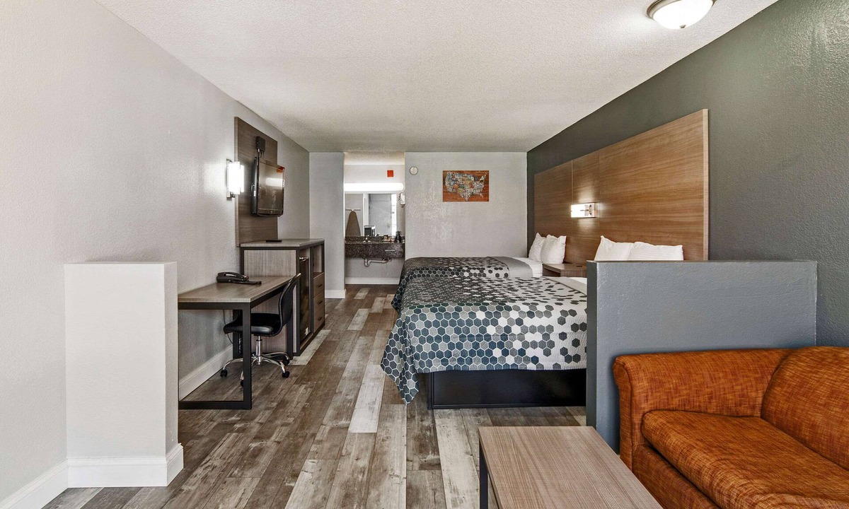 Central Oklahoma City Hotel | Econo Lodge And Suites Bricktown