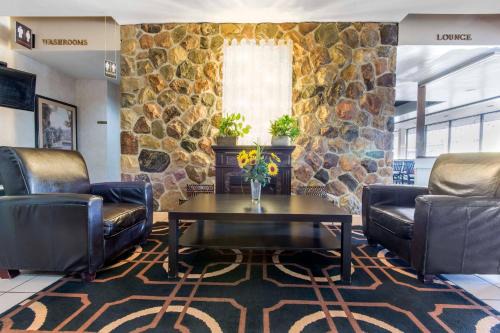 Sudbury Cabin | Econo Lodge