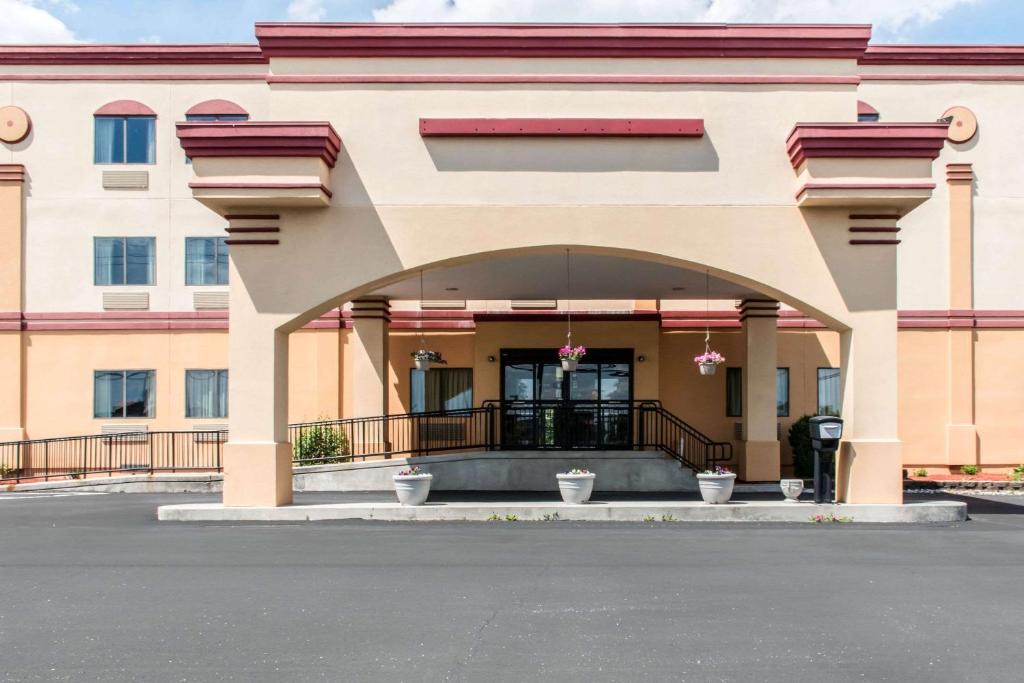 Carlisle Cabin | Econo Lodge Carlisle