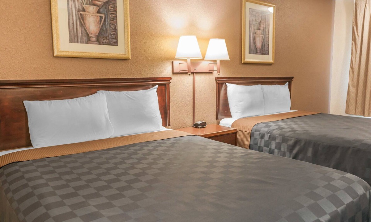 Cloverdale Hotel | Econo Lodge Cloverdale