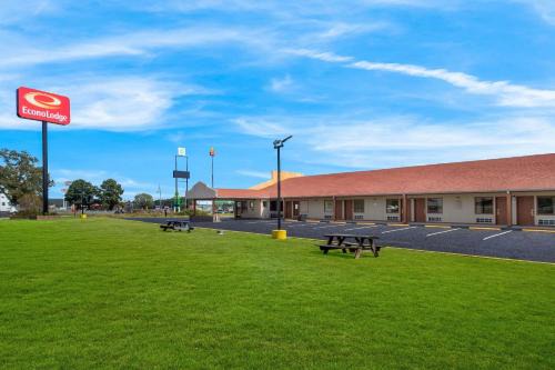 Cornersville Cabin | Econo Lodge Cornersville I-65