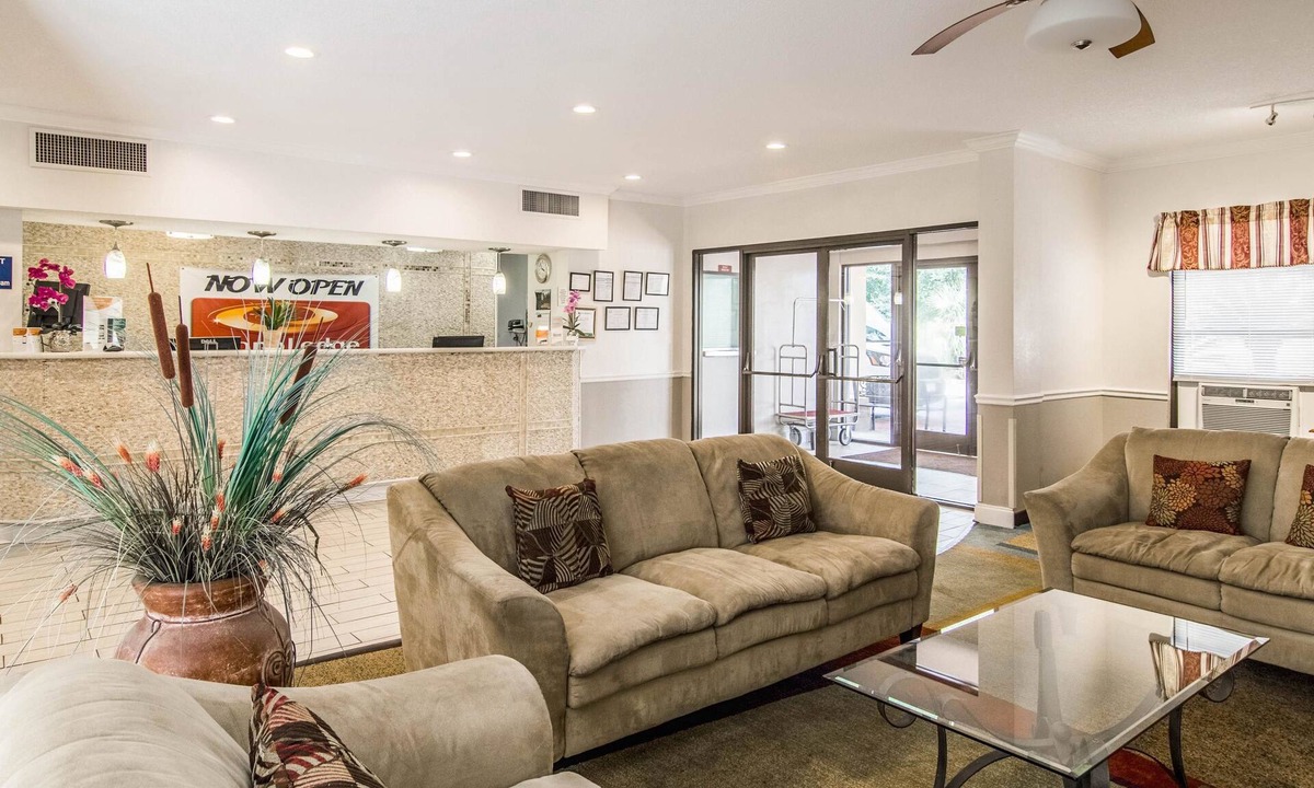 Darien Hotel | Econo Lodge Darien