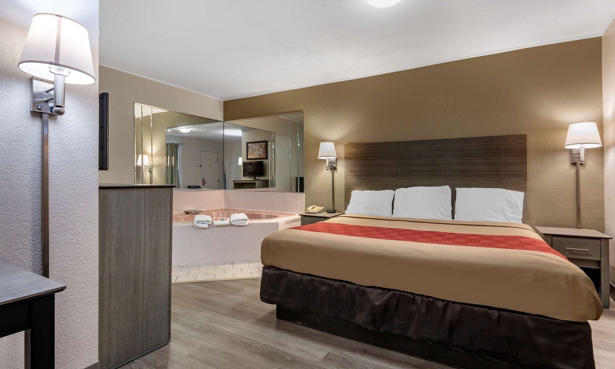 DeWitt Hotel | Econo Lodge Dewitt I-90