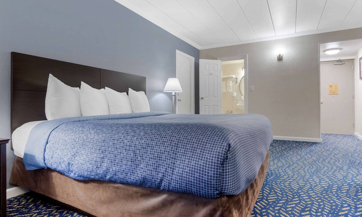 New Cassel Hotel | Econo Lodge Hicksville - Long Island