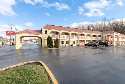 Huntington Cabin | Econo Lodge Huntington - Barboursville University Area
