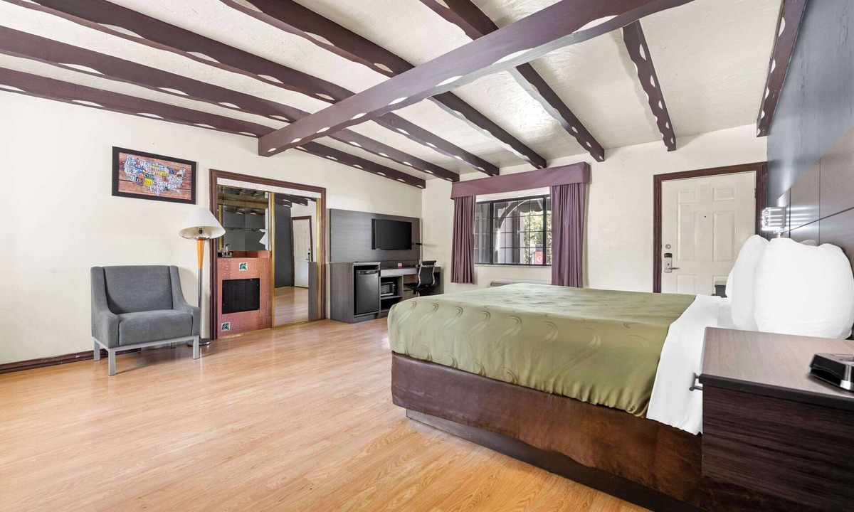 South Lake Tahoe Hotel | Econo Lodge Inn & Suites Heavenly Village Area