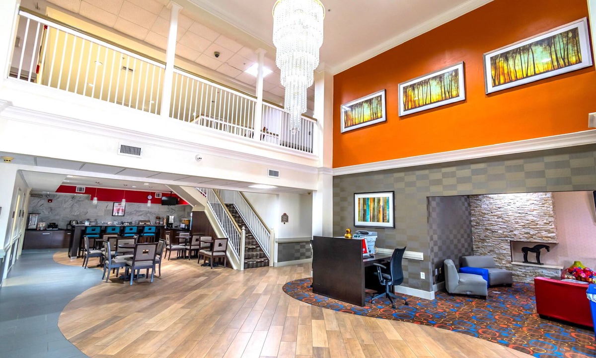 North Shore Hotel | Econo Lodge Inn & Suites East