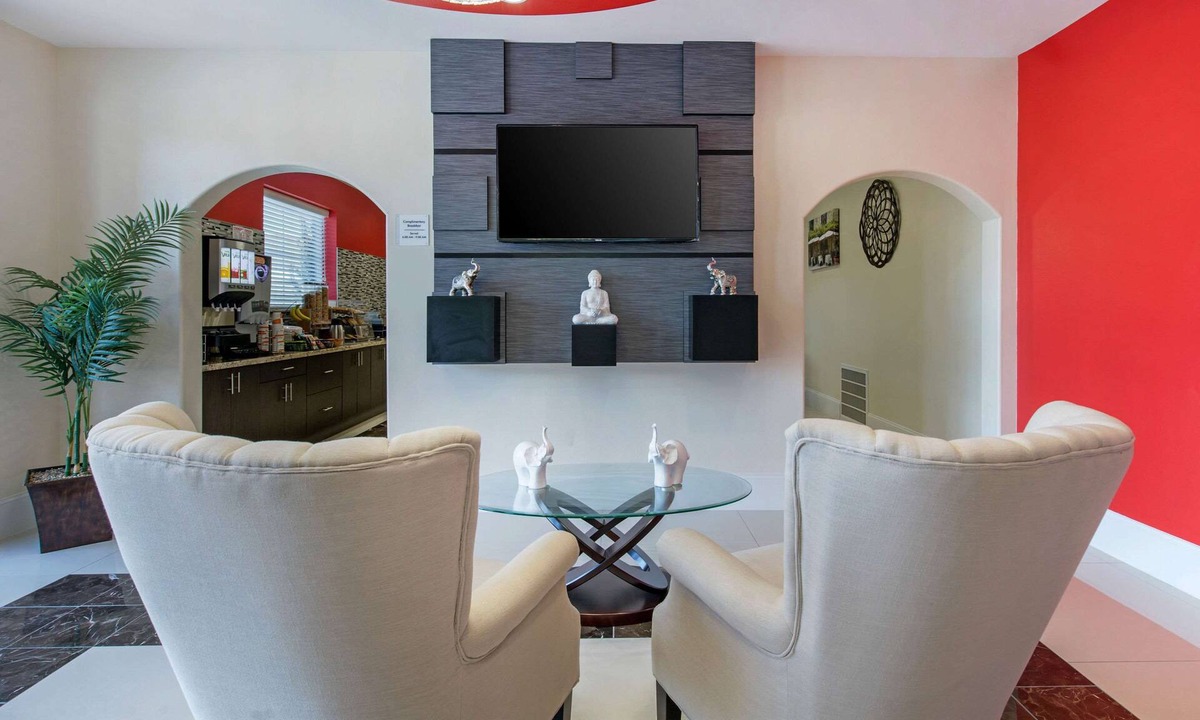 Barker Hotel | Econo Lodge Inn & Suites Houston Willowbrook