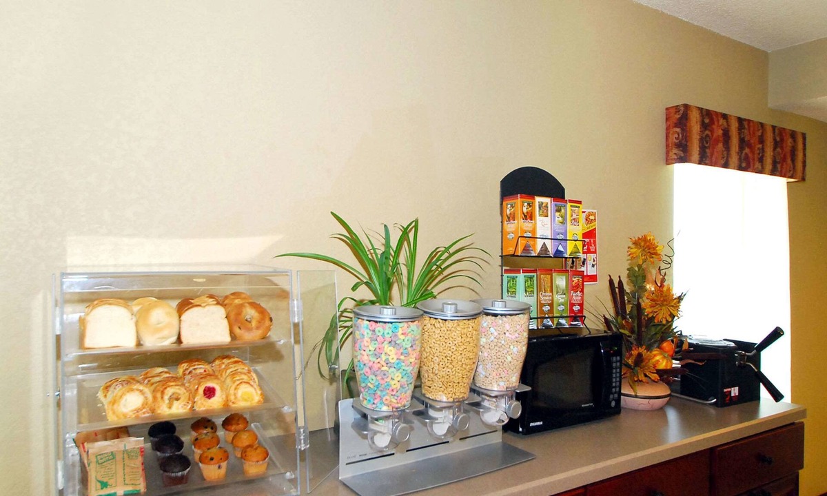 Kearney Hotel | Econo Lodge Inn & Suites Kearney South