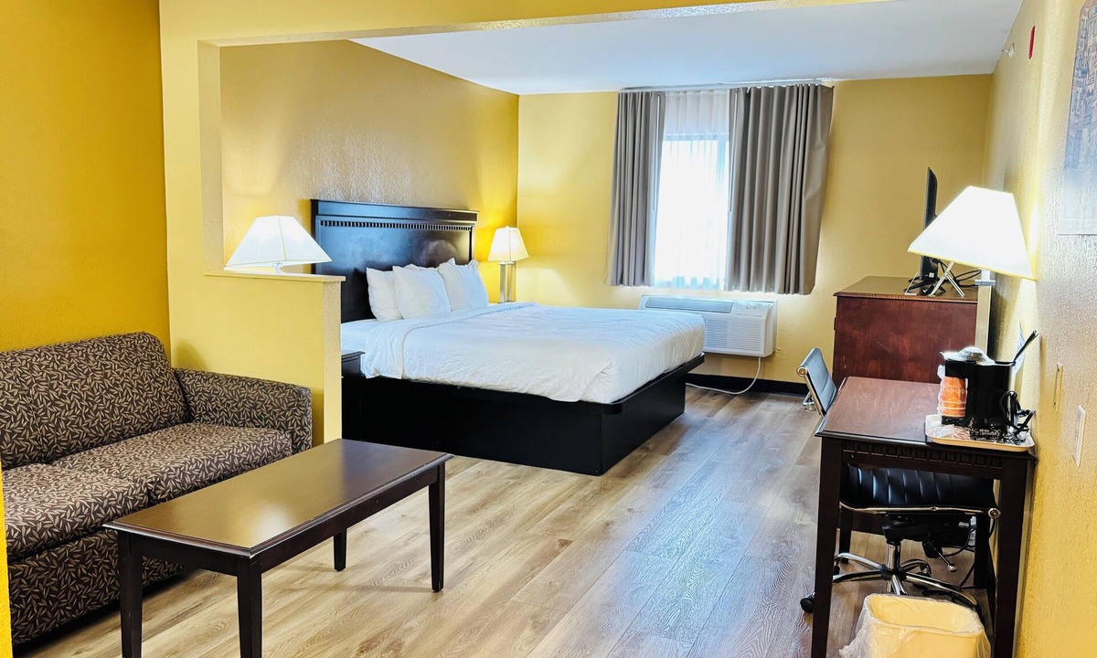 Monroe Hotel | Econo Lodge Inn & Suites Monroe