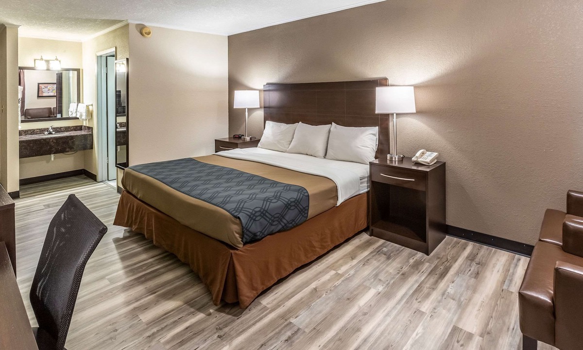 Newton Hotel | Econo Lodge Inn & Suites Newton