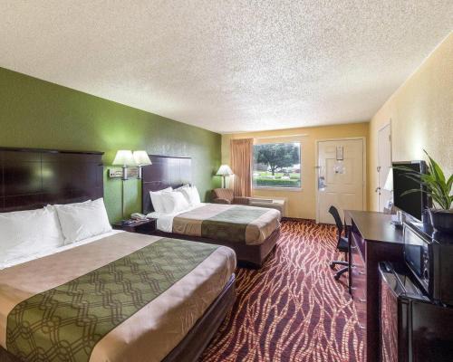 Government Hill Hotel | Econo Lodge Inn & Suites San Antonio near Frost Bank Center